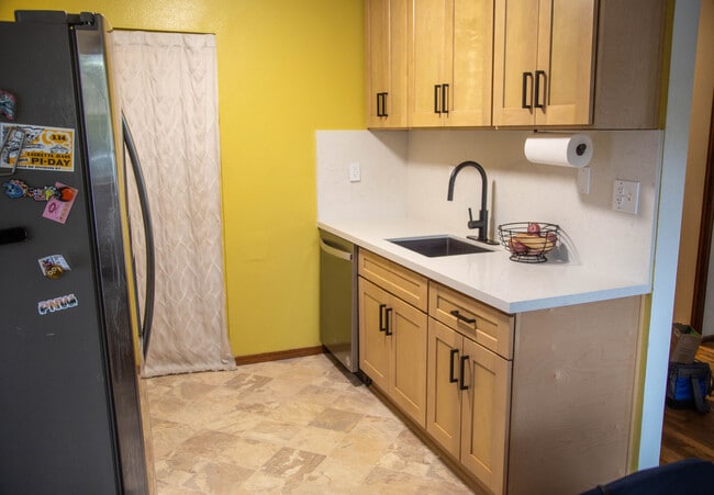 Building Photo - 6647 N Astor St