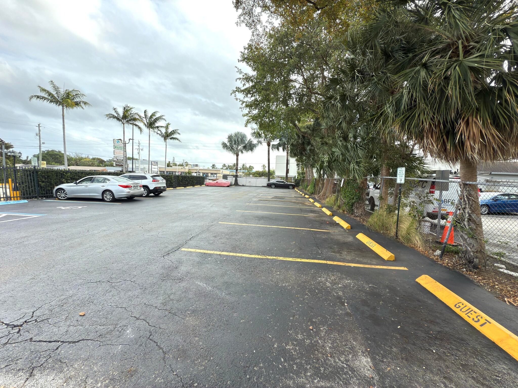 Guest Parking - 805 W Oakland Park Blvd