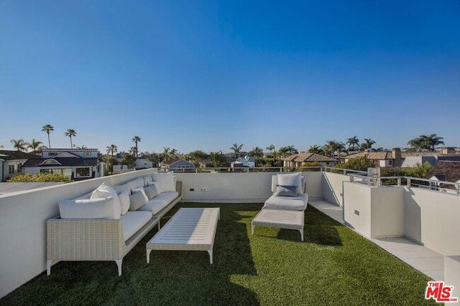 Building Photo - 2105 E Balboa Blvd