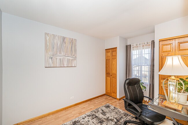 Building Photo - 1305 Kingsbury Dr