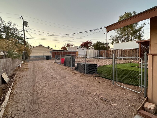 Building Photo - Boulder City Living!