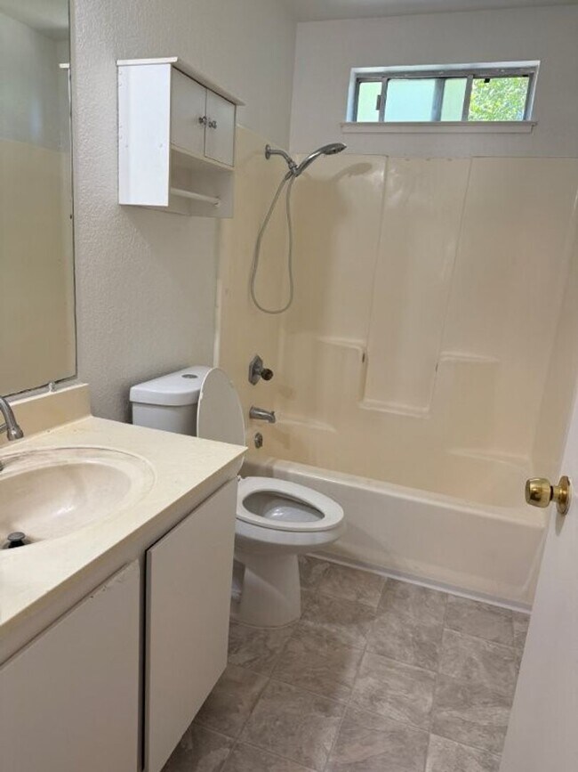 Building Photo - 990/992 JUSTIN DUPLEX