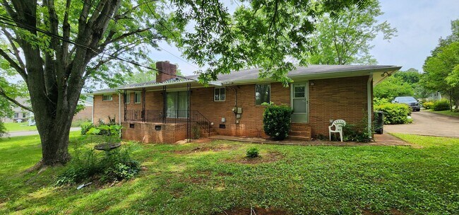 Building Photo - 3 Bed East Brainerd Ranch Home