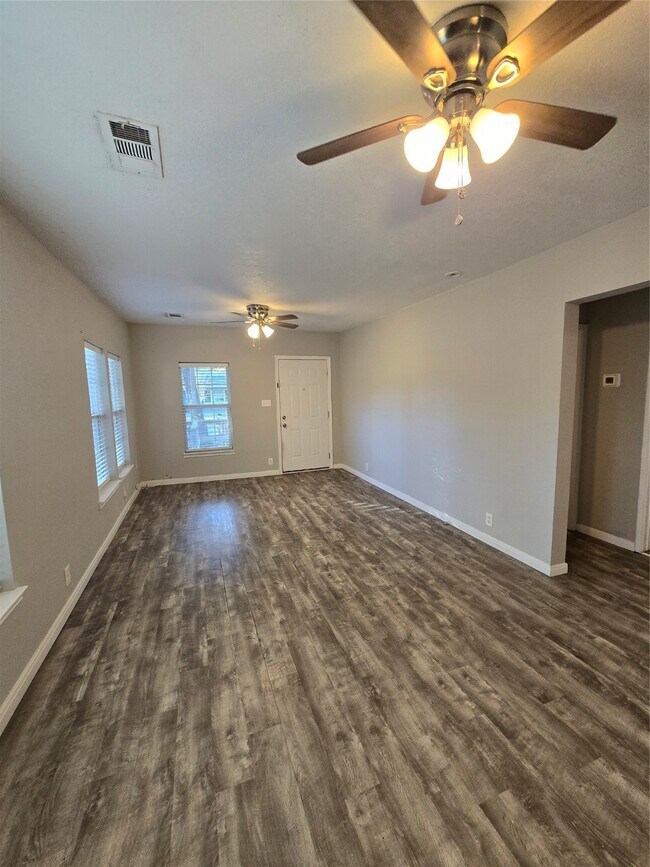 Building Photo - 511 S Roosevelt Ave