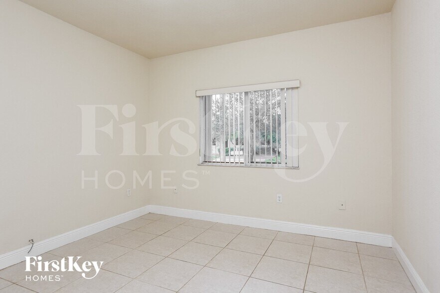 Building Photo - 213 SW 15th Pl