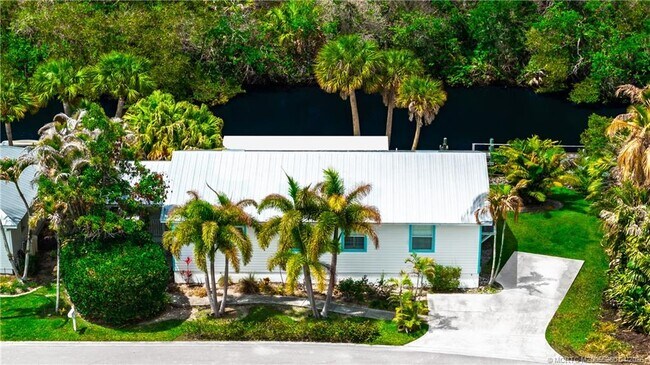 Building Photo - 625 SW Salerno Rd