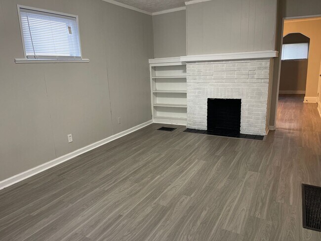 Building Photo - Three Bedroom Single Family Home Close to ...