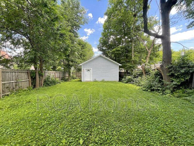 Building Photo - 433 N Bradley Ave