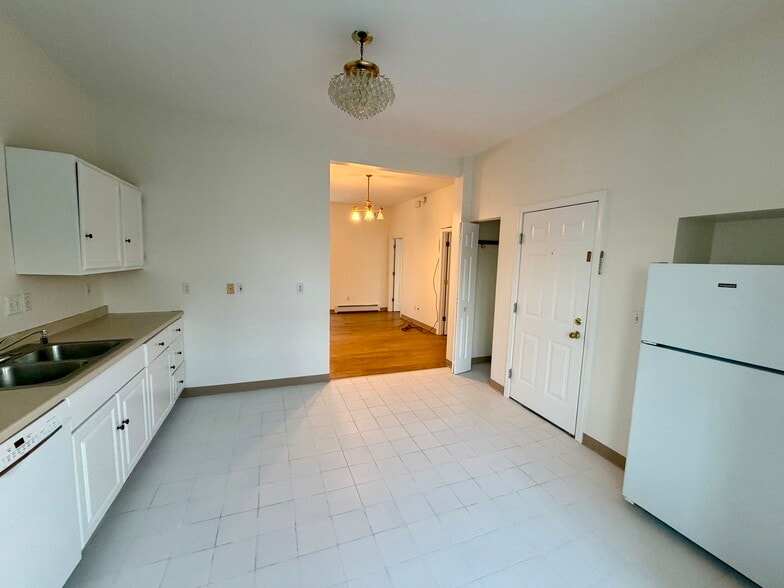 Building Photo - 119 Highland St