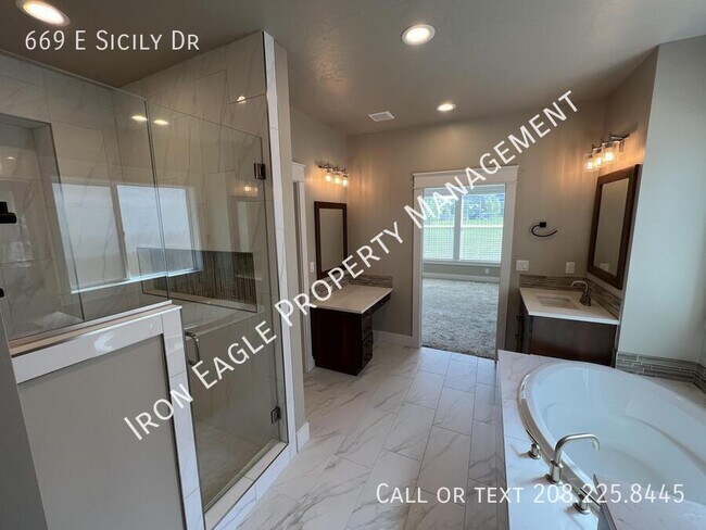 Building Photo - 669 E Sicily Dr