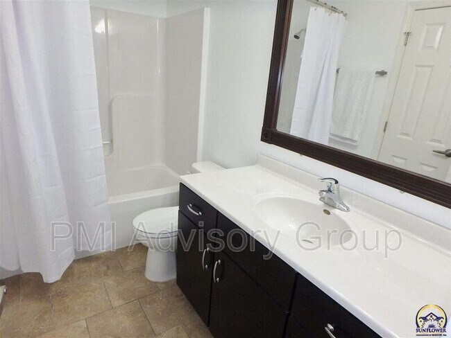 Building Photo - 1712 SW Valley View Dr