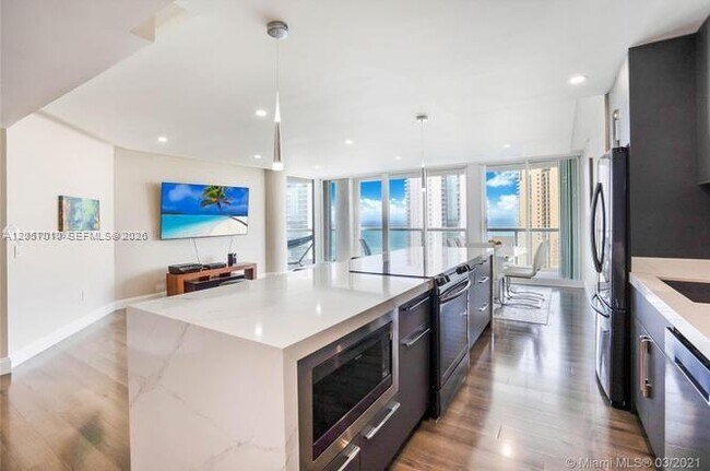 Building Photo - 16400 Collins Ave
