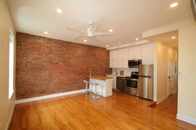 Building Photo - 142 Sussex St