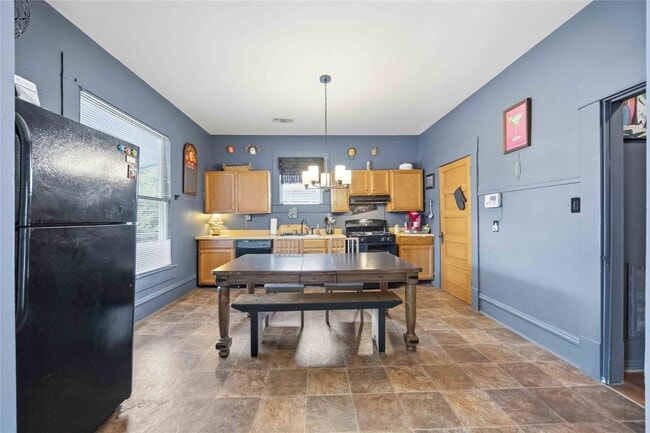 Building Photo - 405 W Drew St