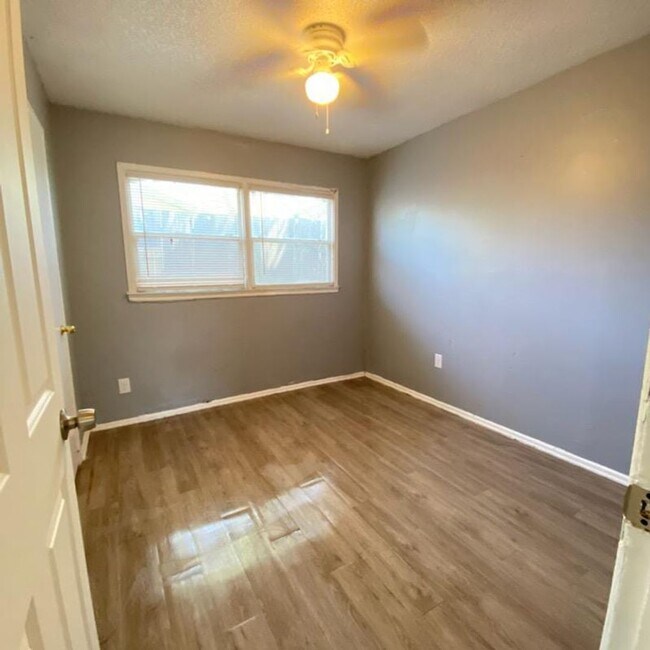 Building Photo - $0 First Month's Rent / $0 Deposit at Move-in