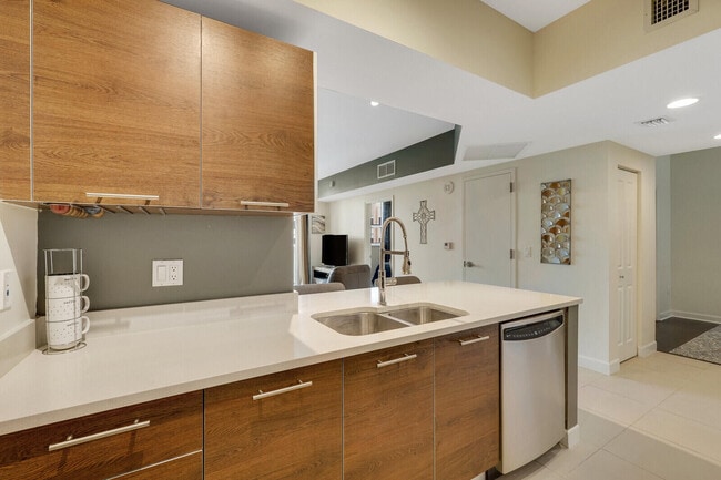 Building Photo - 480 Hibiscus St