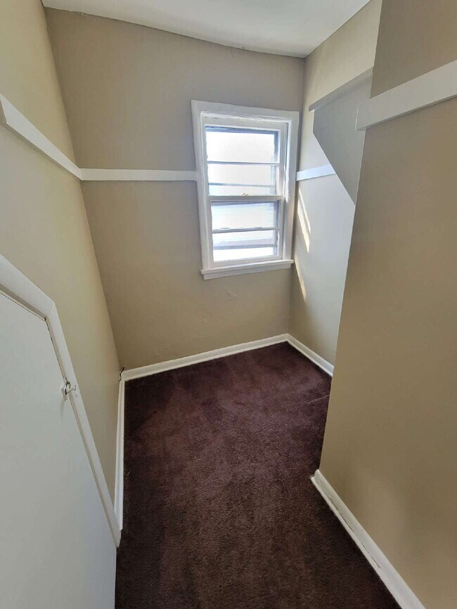 Building Photo - Spacious Updated One-Bedroom Apartment – R...