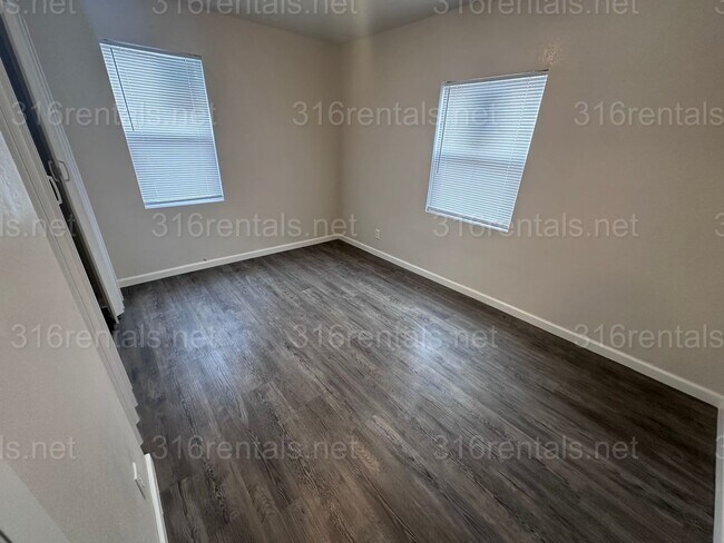 Building Photo - $1500 - 4 bed 2 bath - Single Family Home with a large fenced in backyard!