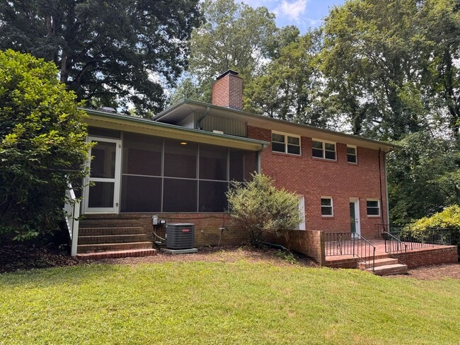 Building Photo - 4 Bedroom Jamestown Beauty!