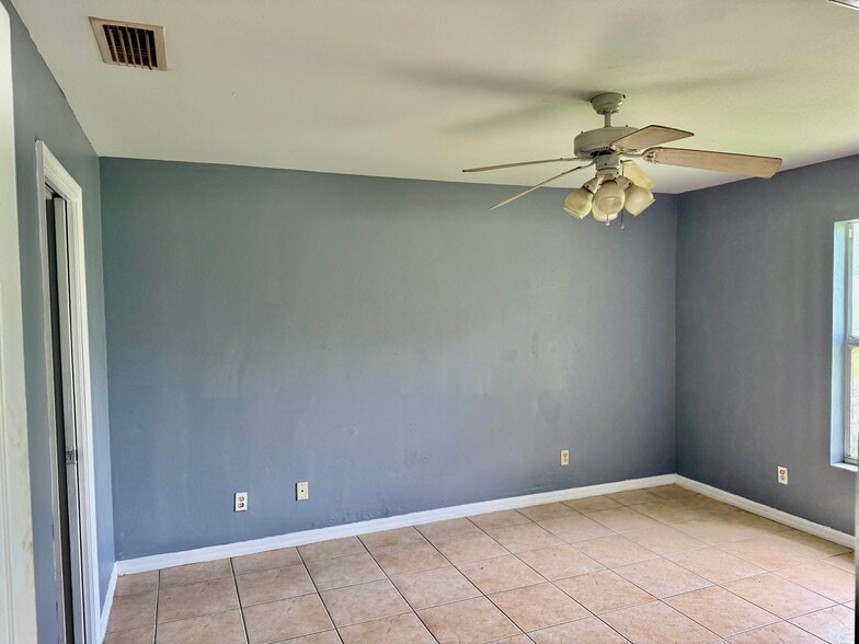 Building Photo - 4802 Golfview Blvd