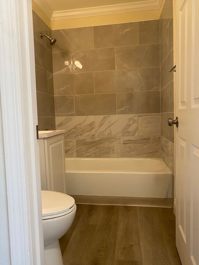 Building Photo - Welcome to SkyView Villa & Somerset Apartments!