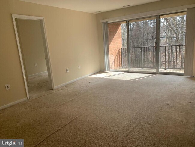 Building Photo - 884 College Pkwy