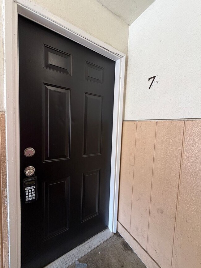 Building Photo - **$750 DEPOSIT + FREE FIRST MONTH'S RENT** Spacious Main Floor Unit~ Great Natural Light~ Updated...