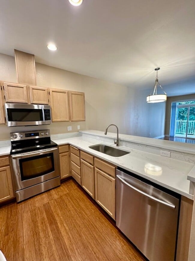 Building Photo - Beautifully Updated 2 Bedroom Condo