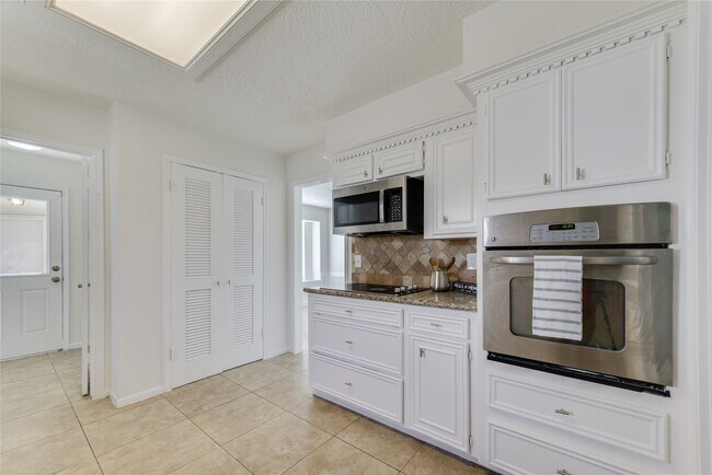 Building Photo - 18318 Ella Blvd