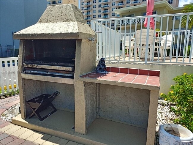 Building Photo - 450 Golden Isles Dr