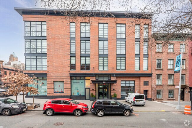 Building Photo - 325 Henry St