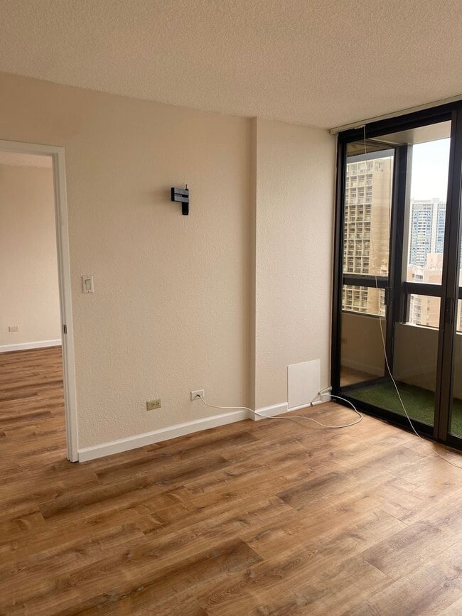 Building Photo - 2499 Kapiolani Blvd