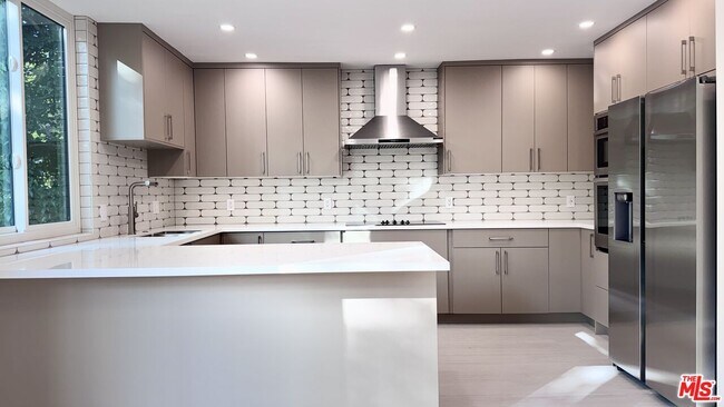 Building Photo - 414 N Palm Dr