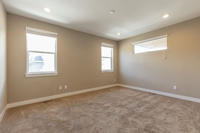 Building Photo - 6bd/4.5 bath home in Southwest Longmont!