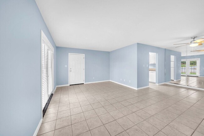 Building Photo - 2100 W Beach Dr