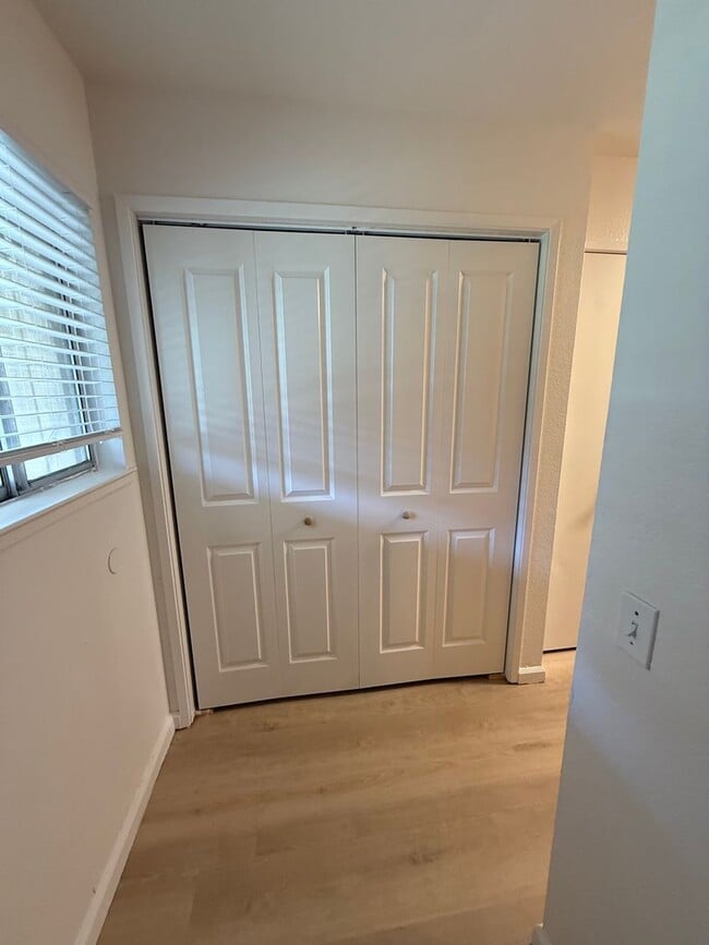 Building Photo - 2 BEDROOM TOWNHOUSE