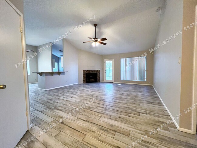 Building Photo - 3 BEDROOM 2 BATH IN HEART OF CHANDLER WITH...