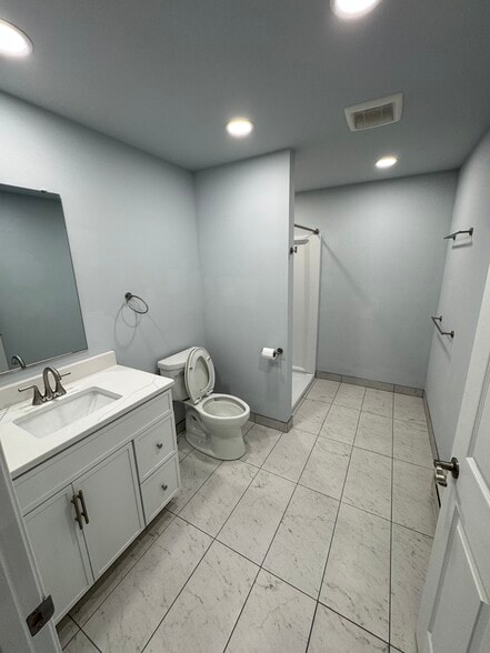 Bathroom - 415 W Butler Dr