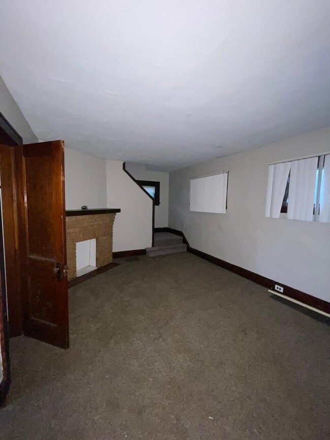 Building Photo - Updated 3 bedroom 1 bathroom in Cleveland