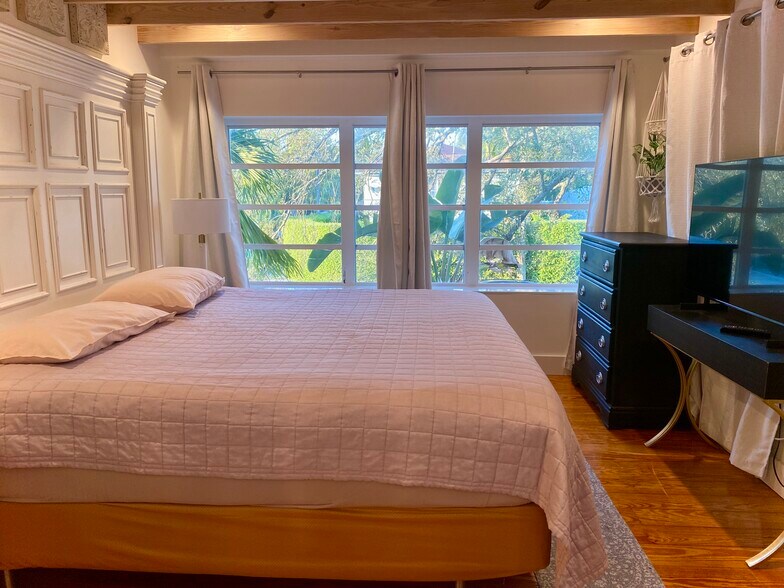 Building Photo - 500 NE 62nd St