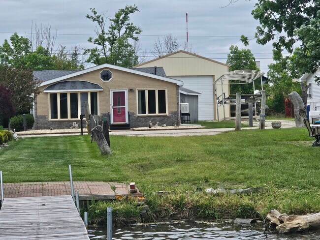 Building Photo - 8150 N Thorsen Ln