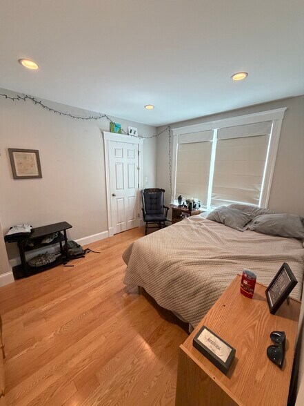 Building Photo - 70 Thorndike St