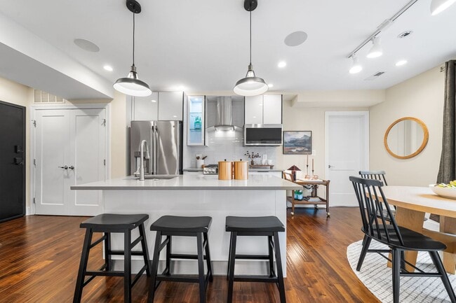 Building Photo - Stylish 2BR/2BA Bi-Level Condo with Private Roof Deck and Covered Parking!