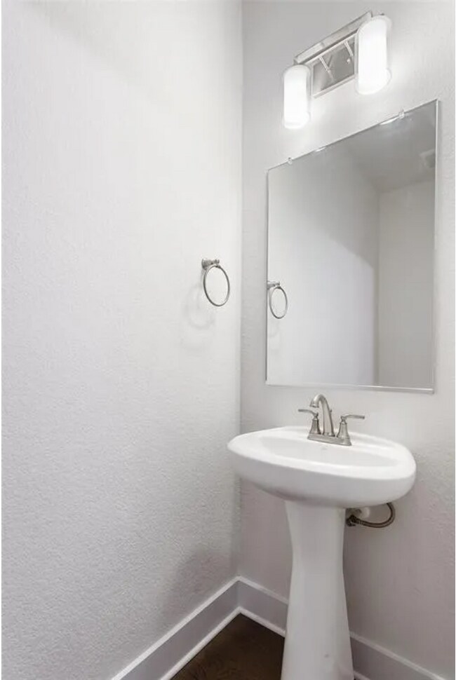 1/2 bath - 8204 Skytex St