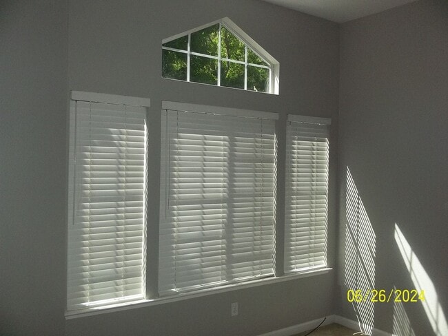 Building Photo - Woodcreek Oaks area home on quiet street