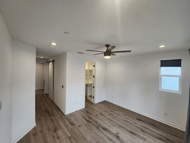 Building Photo - 3 bedroom 2.5 bath townhouse