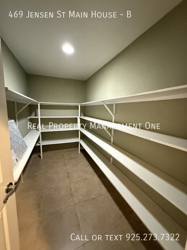 Building Photo - 469 Jensen St