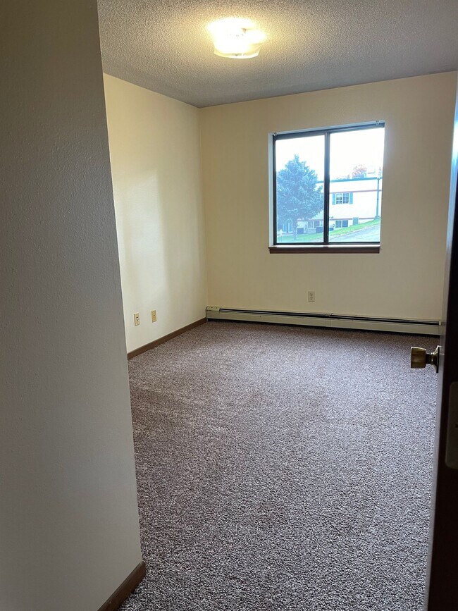 Building Photo - 4 Bedroom 2 Bathroom Apartment