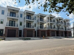 Building Photo - Luxury Townhome