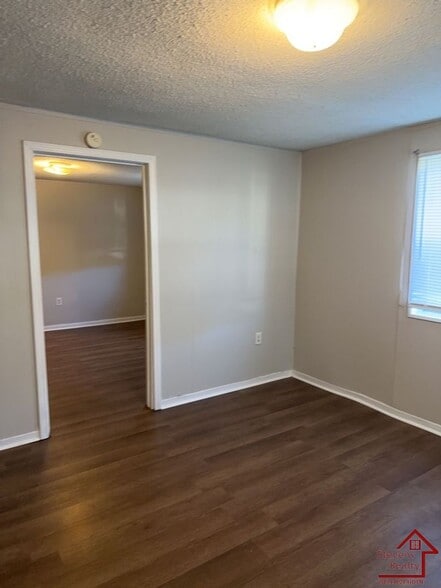 Building Photo - 4020 Kirkland Ave